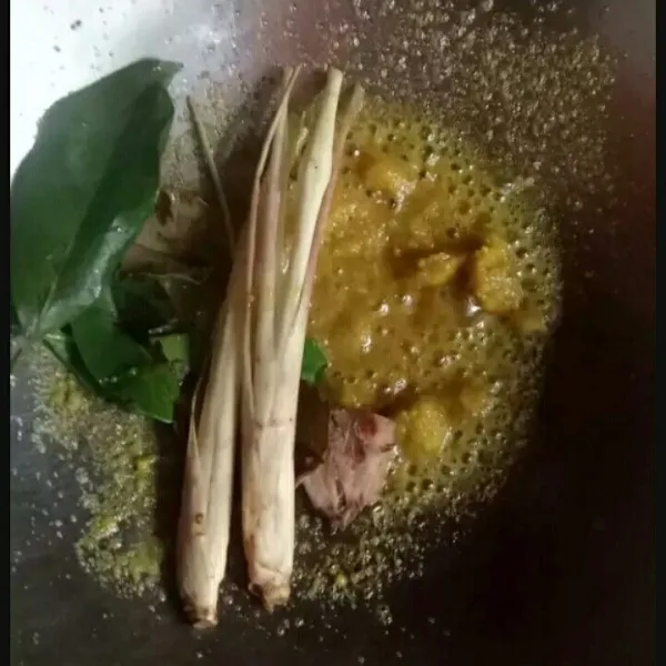 Tumis bumbu dasar kuning lalu masukkan serai, lengkuas, daun jeruk, dan daun salam. Masak hingga harum.