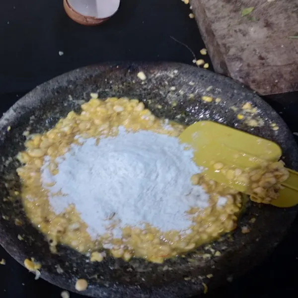 Tambahkan tepung terigu, kemudian aduk rata