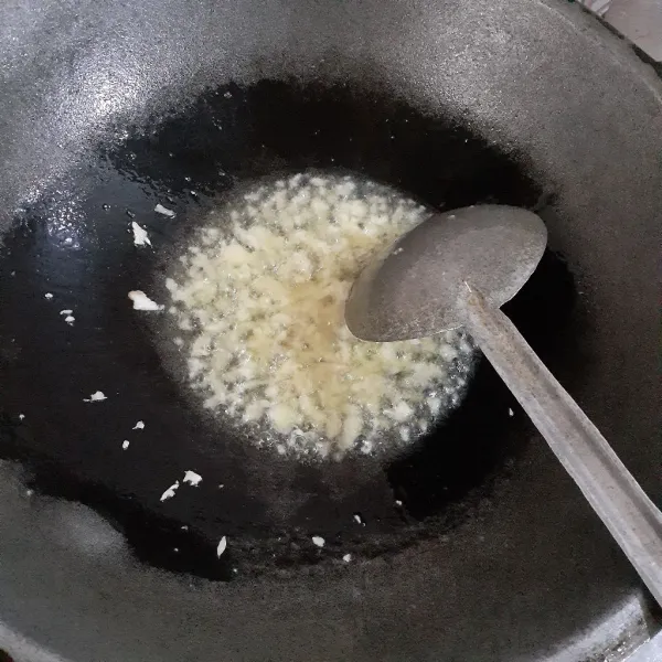 Tumis hingga harum dan layu bawang putih dengan butter. Tambahkan air kaldu sapi dan masak hingga mendidih.