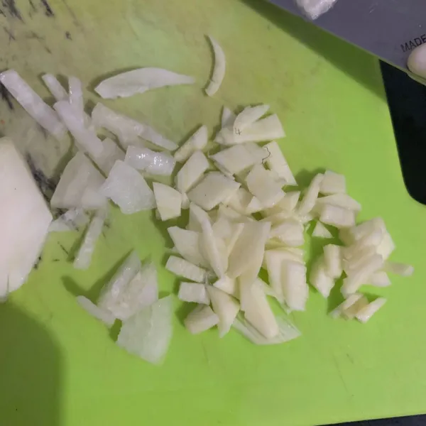 Cincang bawang putih dan bawang bombai