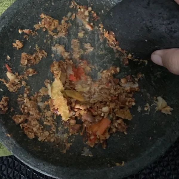 Siapkan cabai, kacang, kecap manis, dan garam.