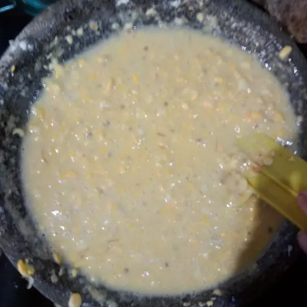 Tambahkan air, kemudian aduk rata kembali.