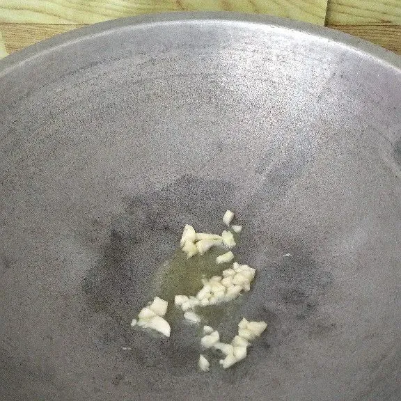 Tumis bawang putih cincang hingga aromanya harum.