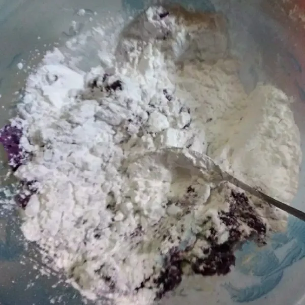 Setelah itu pindahkan ke wadah dan masukkan tepung ketan dan tepung tapioka. Aduk hingga merata.