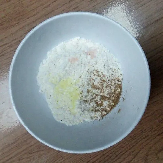 Masukkan tepung terigu, tepung beras, dan bumbu.