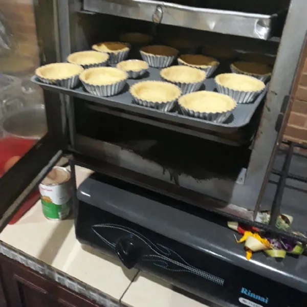 Panggang kulit pie dalam oven yang sudah dipanaskan hingga matang, gunakan api sedang cenderung kecil.