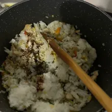 Masuk kan nasi beri kaldu jamur , saori, kecap dan aduk merata lagi
