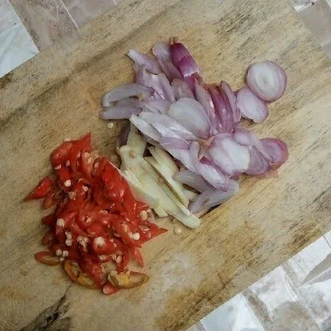 Iris bawang merah, bawang putih dan cabe rawit merah.