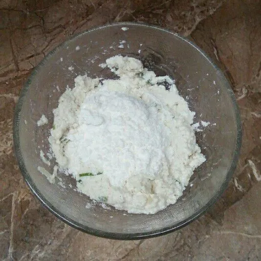 Masukkan tepung maizena dan tepung terigu.