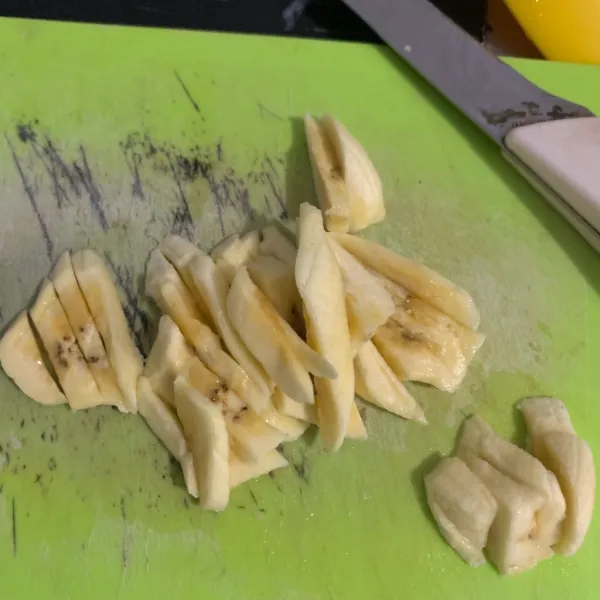 Potong pisang jadi kecil