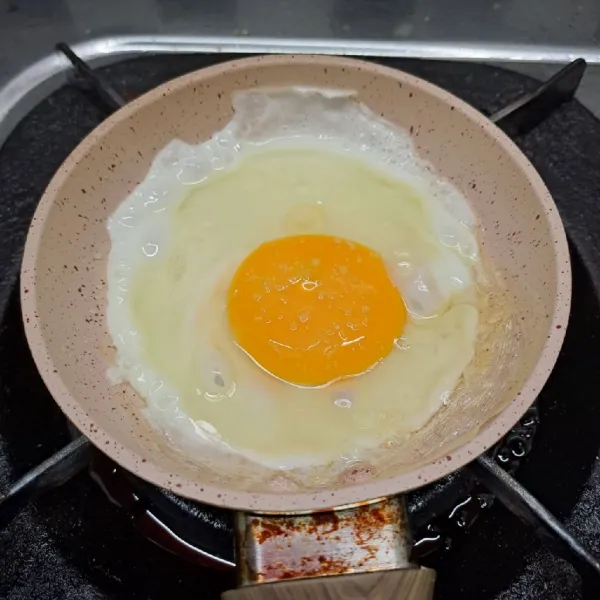 Buat telur ceplok dengan taburan sejumput garam. Masak sampai matang, angkat dan sisihkan.