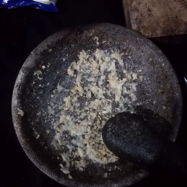 Haluskan semua bahan bumbu