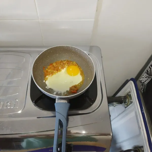 Tumis bumbu halus sampai harum dan masukkan telur ayam.