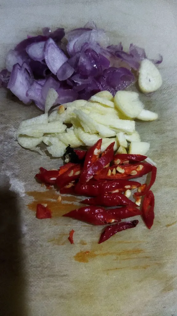 Iris bawang dan cabe.