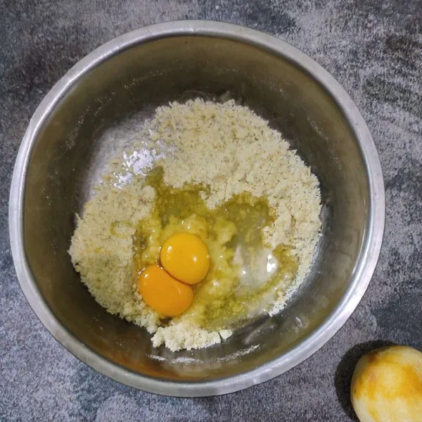 Masukkan telur kocok selama 2 menit, hingga terasa lebih ringan. Bisa juga diaduk dengan whisk.