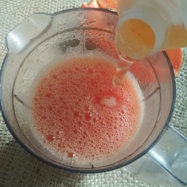 Tambahkan madu dan air jeruk nipis, proses kembali hingga tercampur rata.