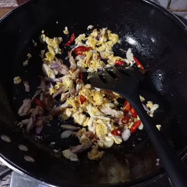 Masukan bawang merah, bawang putih, cabe dan ayam, aduk rata masak sampai bumbu matang.