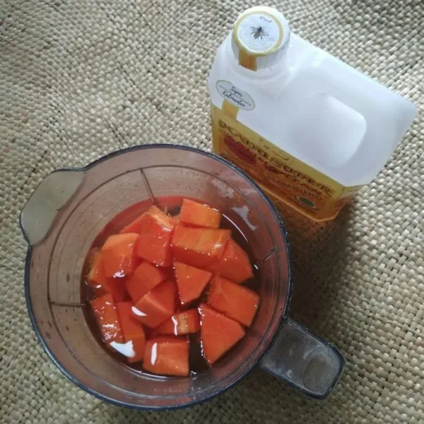 Dalam blender, masukkan potongan pepaya dan air proses hingga halus.