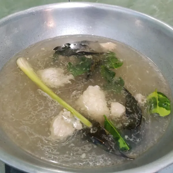 Tambahkan air dan sandung lamur, masak hingga mendidih.
