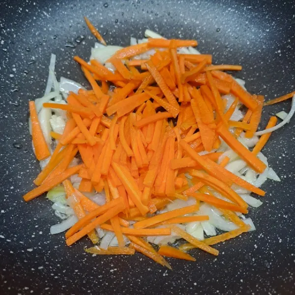 Masukkan wortel, tumis sampai wortel layu.