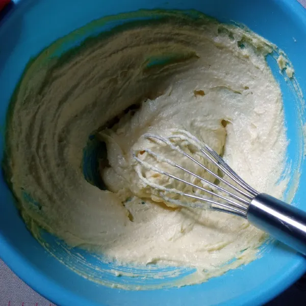 Kocok mentega dengan gula sampai lembut dan pucat. Masukkan telur, vanilla dan pewarna makanan, kocok sampai menyatu.