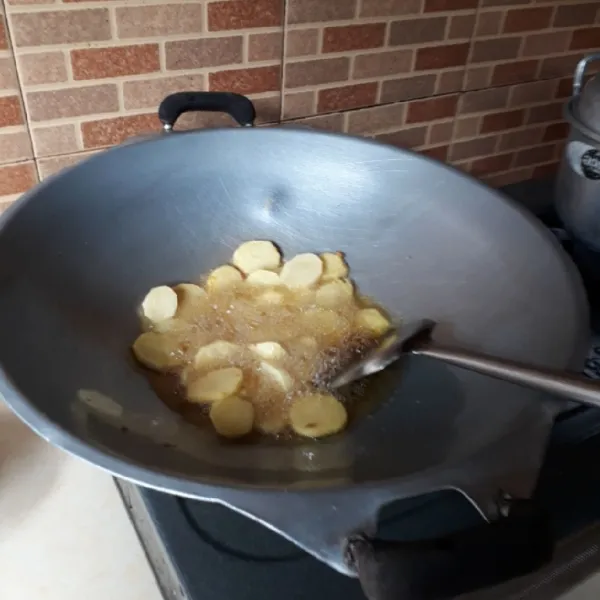 Kupas kentang, cuci bersih dan potong ketebalan 1/2 cm. Goreng hingga matang, tiriskan.