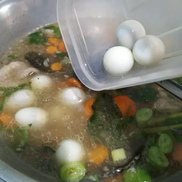 Masukkan telur puyuh, cek rasa.