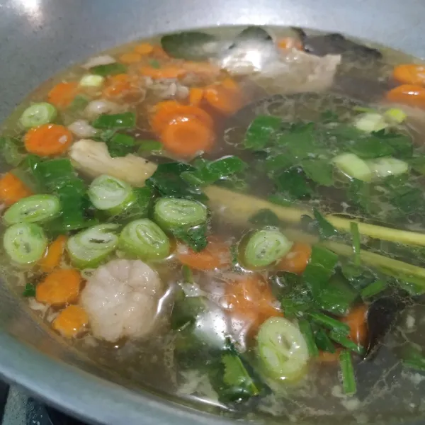 Tambahkan daun bawang dan seledri. Beri garam, gula pasir, dan penyedap.