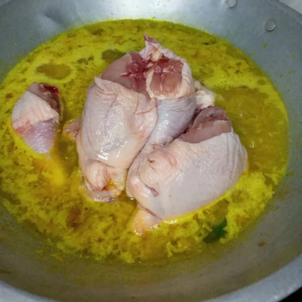 Masukkan ayam. Masak sampai ayam setengah matang.