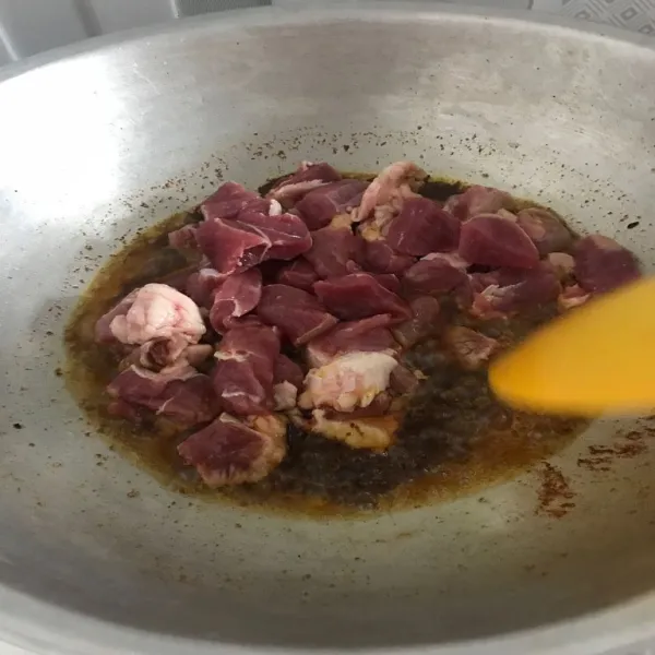 Masukkan potongan daging, masak daging hingga berubah warna dan empuk.
