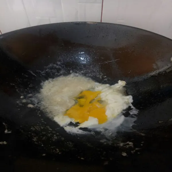 Panaskan minyak, tumis bumbu halus hingga harum dan matang lalu masukan telur orak arik.