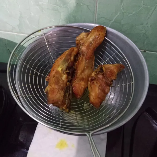 Goreng ayam hingga matang, sisihkan.