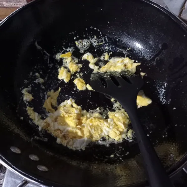 Buat telur orak arik sampai matang.