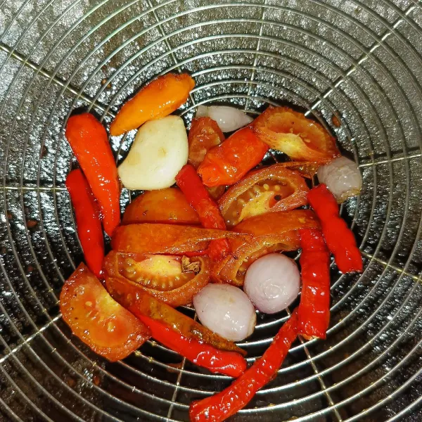 Goreng cabai rawit, cabai merah keriting, tomat merah, bawang merah dan bawang putih sampai layu, angkat dan tiriskan.
