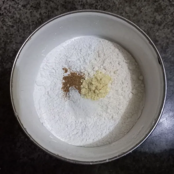 Dalam wadah campur tepung terigu, tepung beras, garam, kaldu jamur dan ketumbar bubuk, aduk rata.