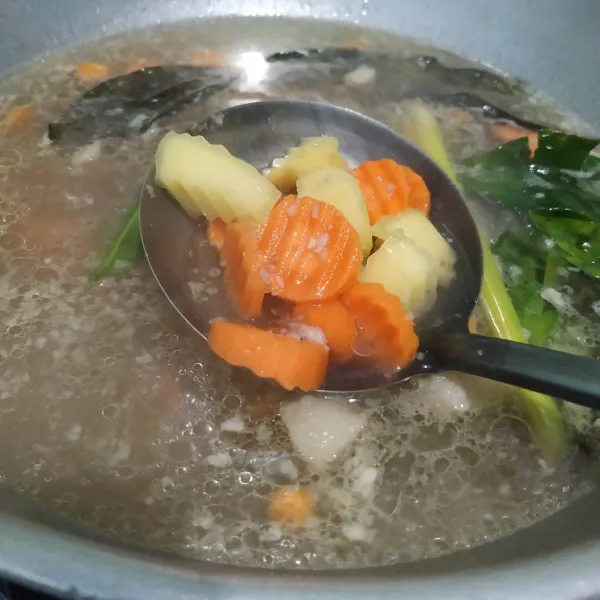 Masukkan kentang dan wortel, masak hingga empuk.