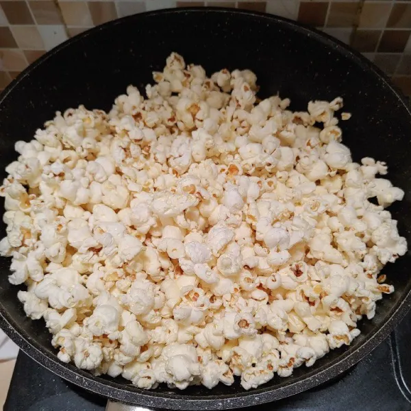 Setelah jagung pop corn matang ambil sebagian popcorn.