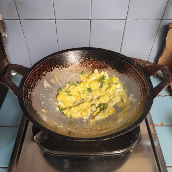 Panaskan minyak dalam wajan, lalu masukkan telur dan daun bawang, aduk orak-arik.