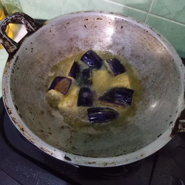 Goreng terong ungu hingga matang lalu tiriskan.