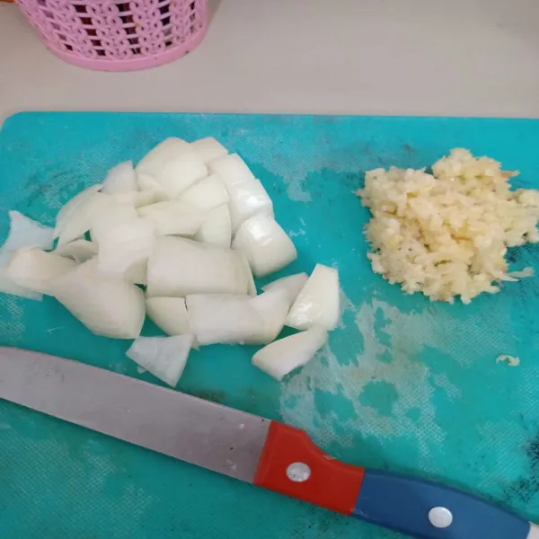 Siapkan bahan yang akan digunakan. Cincang bawang putih, iris bawang bombay dan potong daging, kentang dan tahu.