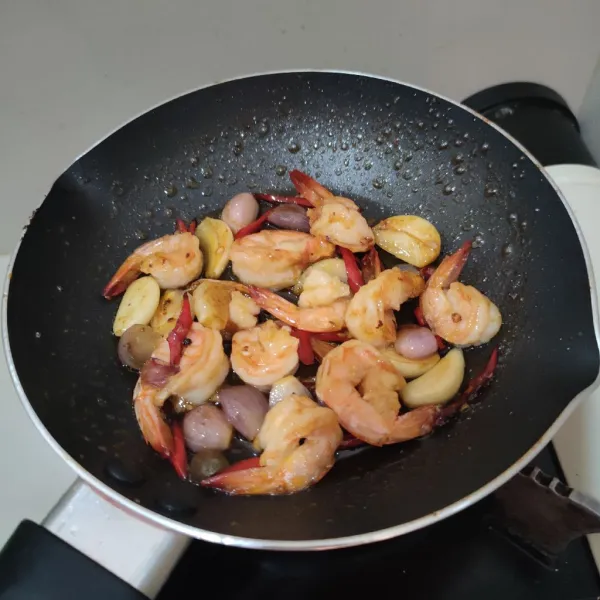 Masukan udang, bumbui dengan saus tiram dan gula pasir, masak hingga terkaramelisasi.