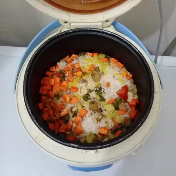Masak dalam rice cooker hingga matang. Siap dinikmati!