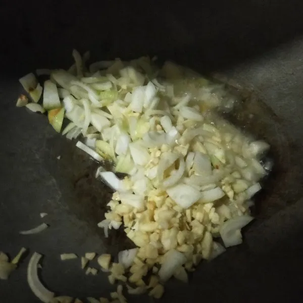 Tumis bawang putih dan bawang bombay hingga harum.