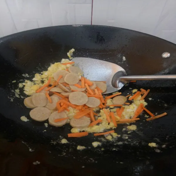 Tambahkan wortel dan bakso tempe, aduk rata.