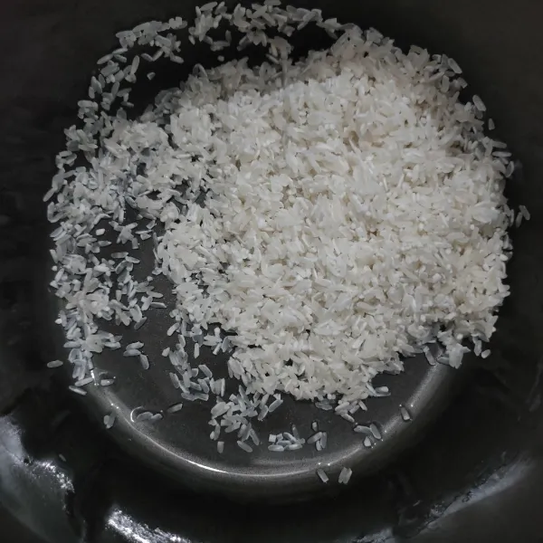 Cuci bersih beras, masukkan ke dalam magiccom.