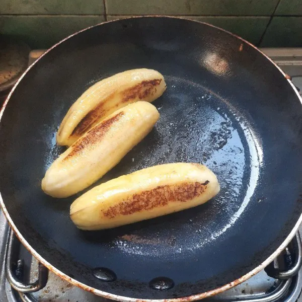 Panggang pisang di atas teflon sampai kecoklatan.