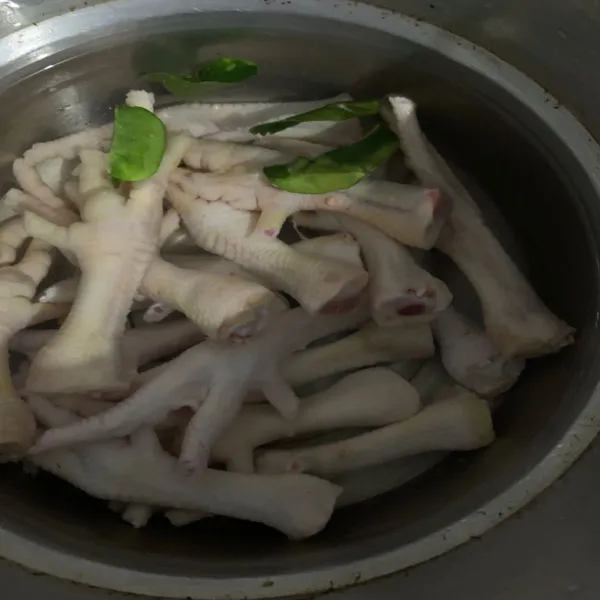 Masak ceker dalam panci presto selama 15 menit biar empuk.