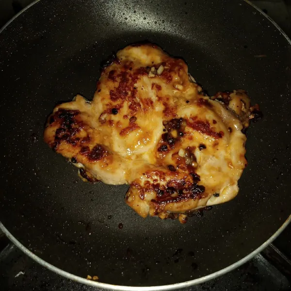 Kecilkan sedikit apinya. Masak terus sambil dibolak-balik sampai ayam terkaramelisasi atau mengkilat. Matikan api. Sajikan dengan kentang atau nasi dan sayuran rebus.