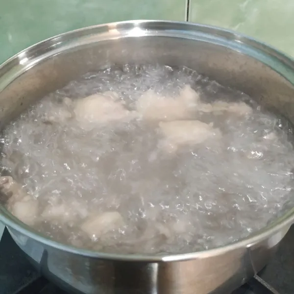 Cuci lalu rebus lemak sandung lamur. Rebus selama 10 menit dengan api besar. Lalu tutup panci selama 15 menit. Rebus kembali selama 10 menit dengan api besar, sisihkan.