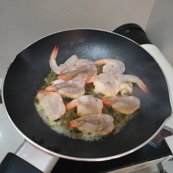 Lelehkan butter, masak udang hingga berubah warna, kemudian sisihkan udang.